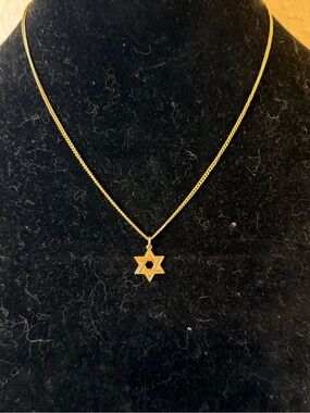 Vintage Avon 1980’s Star of David Pendant Gold Tone Necklace